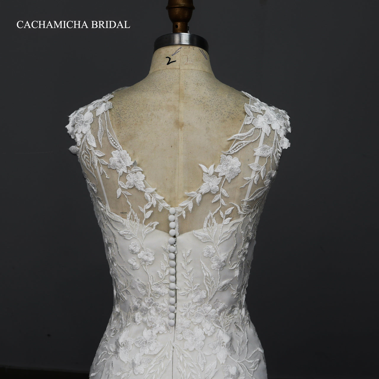 Sleeveless Boat Neck Lace Slim Bridal Gown 4003
